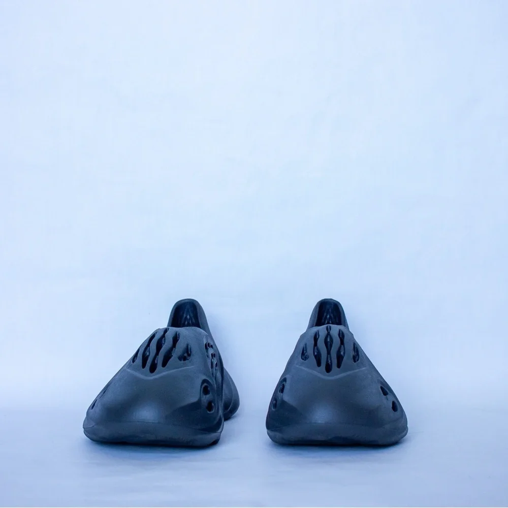 Size 8- adidas‎ Yeezy Foam RNNR Carbon